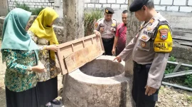 Petugas kepolisian bersama warga melakukan evakuasi empat siswa yang terjebur ke sumur di wilayah Kecamatan Modo, Kabupaten Lamongan, Kamis (29/10/2026). (Dok. Ho/RadarBangsa.co.id)