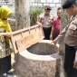Petugas kepolisian bersama warga melakukan evakuasi empat siswa yang terjebur ke sumur di wilayah Kecamatan Modo, Kabupaten Lamongan, Kamis (29/10/2026). (Dok. Ho/RadarBangsa.co.id)