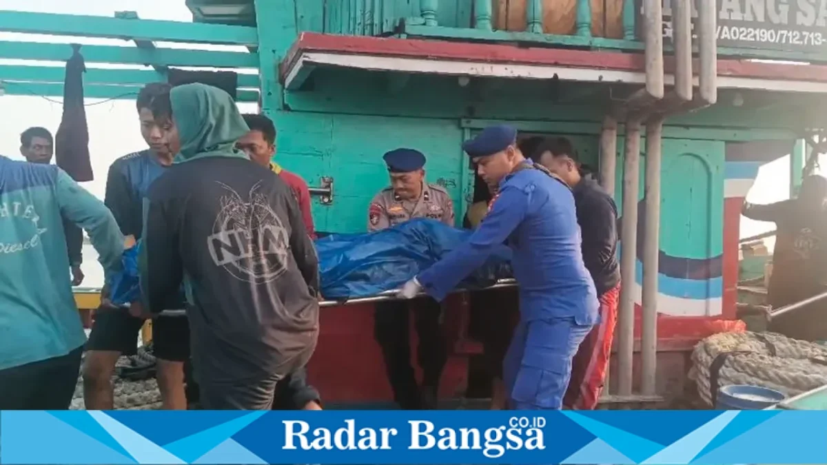 Personel Satpolairud Polres Lamongan bersama masyarakat membantu proses evakuasi jenazah ABK KM Mayangsari II di Pelabuhan TPI Lama Brondong, Lamongan, Sabtu (10/10/2026). (Dok. Ho/RadarBangsa.co.id)