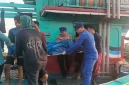 Personel Satpolairud Polres Lamongan bersama masyarakat membantu proses evakuasi jenazah ABK KM Mayangsari II di Pelabuhan TPI Lama Brondong, Lamongan, Sabtu (10/10/2026). (Dok. Ho/RadarBangsa.co.id)