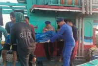 Personel Satpolairud Polres Lamongan bersama masyarakat membantu proses evakuasi jenazah ABK KM Mayangsari II di Pelabuhan TPI Lama Brondong, Lamongan, Sabtu (10/10/2026). (Dok. Ho/RadarBangsa.co.id)