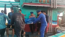 Personel Satpolairud Polres Lamongan bersama masyarakat membantu proses evakuasi jenazah ABK KM Mayangsari II di Pelabuhan TPI Lama Brondong, Lamongan, Sabtu (10/10/2026). (Dok. Ho/RadarBangsa.co.id)