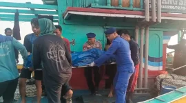Personel Satpolairud Polres Lamongan bersama masyarakat membantu proses evakuasi jenazah ABK KM Mayangsari II di Pelabuhan TPI Lama Brondong, Lamongan, Sabtu (10/10/2026). (Dok. Ho/RadarBangsa.co.id)
