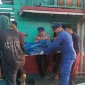 Personel Satpolairud Polres Lamongan bersama masyarakat membantu proses evakuasi jenazah ABK KM Mayangsari II di Pelabuhan TPI Lama Brondong, Lamongan, Sabtu (10/10/2026). (Dok. Ho/RadarBangsa.co.id)
