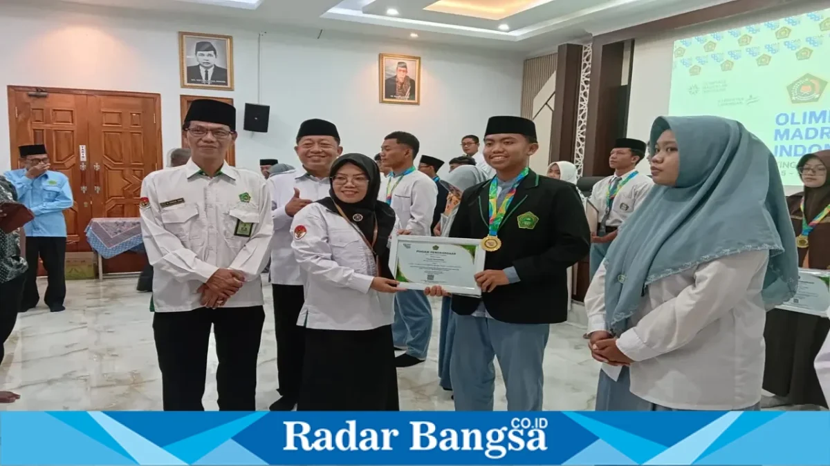 Fauzi Shodiqin, siswa MA Unggulan Bustanul Hikmah, meraih Juara 1 OMI tingkat Kabupaten Lamongan dan melaju ke tingkat Provinsi Jawa Timur. (Dok. Ho/RadarBangsa.co.id)