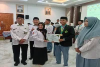 Fauzi Shodiqin, siswa MA Unggulan Bustanul Hikmah, meraih Juara 1 OMI tingkat Kabupaten Lamongan dan melaju ke tingkat Provinsi Jawa Timur. (Dok. Ho/RadarBangsa.co.id)
