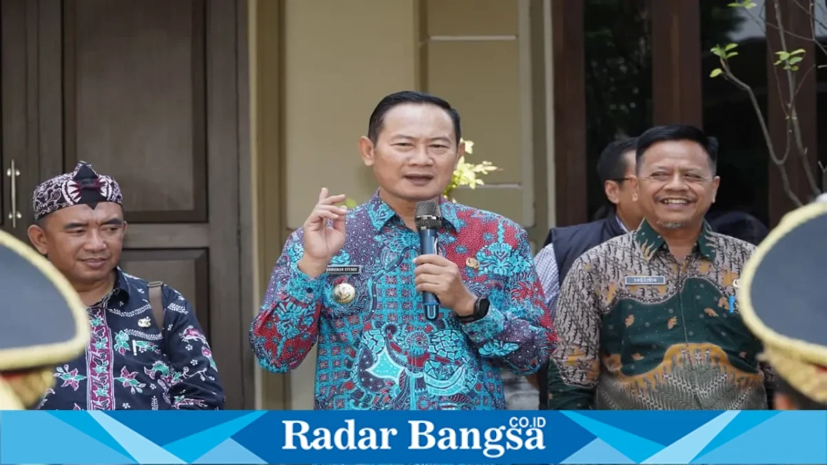 Bupati Lamongan Yuhronur Efendi saat memberangkatkan delapan kontingen Forbasi Lamongan di halaman ruang kerja Pendopo Kabupaten Lamongan, Kamis (8/10/2026). (Dok. Ho/RadarBangsa.co.id)