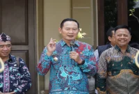 Bupati Lamongan Yuhronur Efendi saat memberangkatkan delapan kontingen Forbasi Lamongan di halaman ruang kerja Pendopo Kabupaten Lamongan, Kamis (8/10/2026). (Dok. Ho/RadarBangsa.co.id)