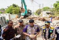Bupati Sidoarjo Subandi saat meninjau progres pembangunan Frontage Road Waru–Buduran dan penataan aset PT KAI di Buduran, Kamis (15/10/2026). (Dok. Ho/RadarBangsa.co.id)