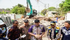Bupati Sidoarjo Subandi saat meninjau progres pembangunan Frontage Road Waru–Buduran dan penataan aset PT KAI di Buduran, Kamis (15/10/2026). (Dok. Ho/RadarBangsa.co.id)