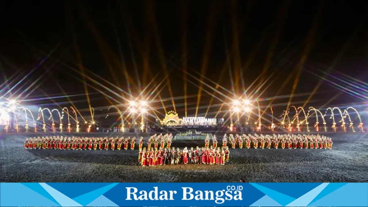 Pagelaran tari kolosal Gandrung Sewu 2026 dengan tata cahaya malam di Pantai Marina Boom, Banyuwangi. (Dok Foto Ho/RadarBangsa.co.id).