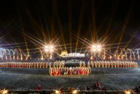 Pagelaran tari kolosal Gandrung Sewu 2026 dengan tata cahaya malam di Pantai Marina Boom, Banyuwangi. (Dok Foto Ho/RadarBangsa.co.id).