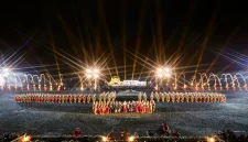 Pagelaran tari kolosal Gandrung Sewu 2026 dengan tata cahaya malam di Pantai Marina Boom, Banyuwangi. (Dok Foto Ho/RadarBangsa.co.id).