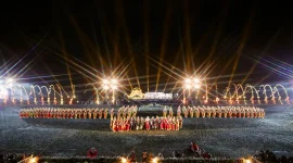 Pagelaran tari kolosal Gandrung Sewu 2026 dengan tata cahaya malam di Pantai Marina Boom, Banyuwangi. (Dok Foto Ho/RadarBangsa.co.id).
