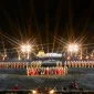 Pagelaran tari kolosal Gandrung Sewu 2026 dengan tata cahaya malam di Pantai Marina Boom, Banyuwangi. (Dok Foto Ho/RadarBangsa.co.id).