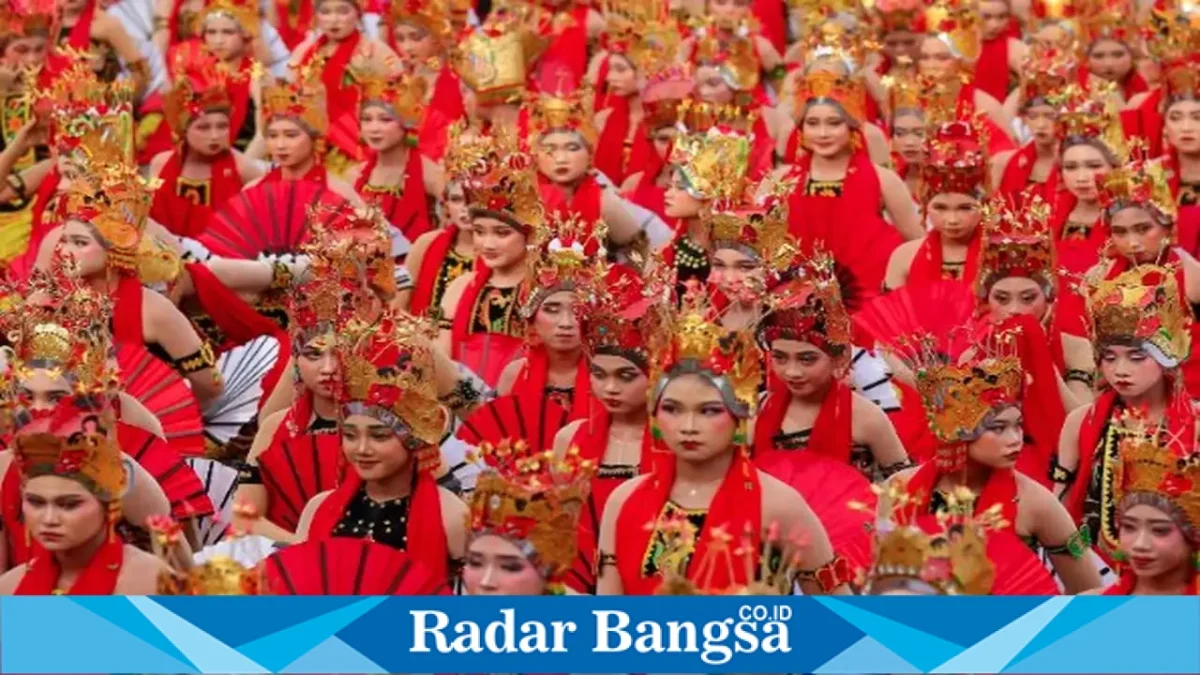 Ribuan penari Gandrung memeriahkan festival Gandrung Sewu 2026 bertema Kembang Dermo di Pantai Boom Marina, Banyuwangi. (Dok. Ho/Pemkab Banyuwangi/RadarBangsa.co.id).