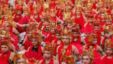 Ribuan penari Gandrung memeriahkan festival Gandrung Sewu 2026 bertema Kembang Dermo di Pantai Boom Marina, Banyuwangi. (Dok. Ho/Pemkab Banyuwangi/RadarBangsa.co.id).