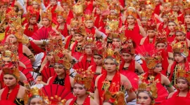Ribuan penari Gandrung memeriahkan festival Gandrung Sewu 2026 bertema Kembang Dermo di Pantai Boom Marina, Banyuwangi. (Dok. Ho/Pemkab Banyuwangi/RadarBangsa.co.id).