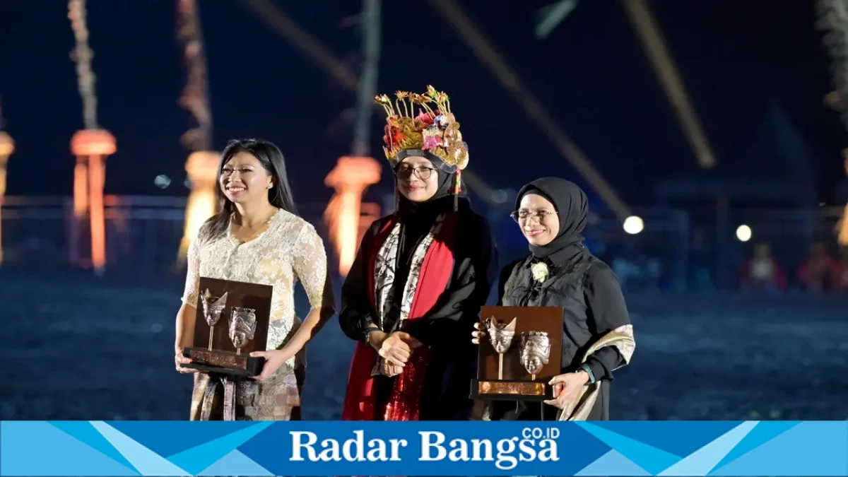 Direktur Utama InJourney Maya Watono berkebaya putih bersama Bupati Banyuwangi Ipuk Fiestiandani yang mengenakan omprog saat Gandrung Sewu 2026 di Pantai Marina Boom. (Dok. Ho/RadarBangsa.co.id).