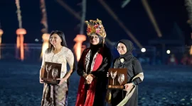 Direktur Utama InJourney Maya Watono berkebaya putih bersama Bupati Banyuwangi Ipuk Fiestiandani yang mengenakan omprog saat Gandrung Sewu 2026 di Pantai Marina Boom. (Dok. Ho/RadarBangsa.co.id).