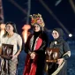 Direktur Utama InJourney Maya Watono berkebaya putih bersama Bupati Banyuwangi Ipuk Fiestiandani yang mengenakan omprog saat Gandrung Sewu 2026 di Pantai Marina Boom. (Dok. Ho/RadarBangsa.co.id).