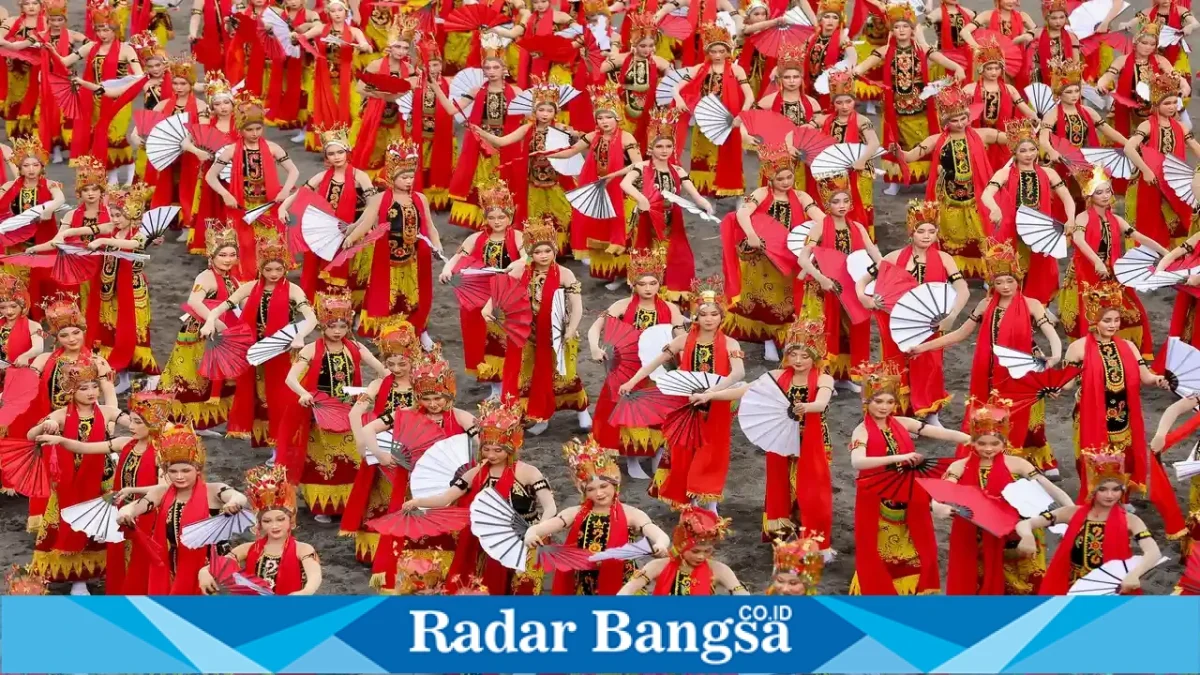 Gandrung Sewu Banyuwangi saat pertunjukan tari kolosal dalam konsep baru. (Dok. Ho/RadarBangsa.co.id)