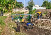 Petugas membersihkan saluran air dalam program Gempur Saloka 2026 di Kabupaten Lamongan. Selasa, 27 Oktober 2026 (Foto Ho/RadarBangsa.co.id).