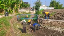 Petugas membersihkan saluran air dalam program Gempur Saloka 2026 di Kabupaten Lamongan. Selasa, 27 Oktober 2026 (Foto Ho/RadarBangsa.co.id).
