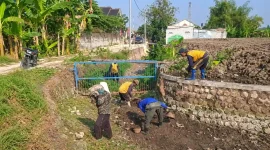 Petugas membersihkan saluran air dalam program Gempur Saloka 2026 di Kabupaten Lamongan. Selasa, 27 Oktober 2026 (Foto Ho/RadarBangsa.co.id).