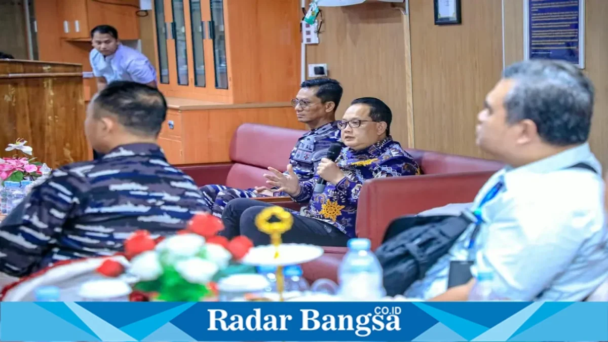 Sarasehan Hari Jadi ke-81 Provinsi Jawa Timur bertajuk Gerbang Baru Nusantara: The Next Level digelar di atas KRI Makassar 590 dalam pelayaran dari Koarmada II Surabaya menuju Kabupaten Sumenep, Selasa (13/10/2026). (Dok. Ho/RadarBangsa.co.id)