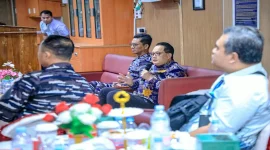 Sarasehan Hari Jadi ke-81 Provinsi Jawa Timur bertajuk Gerbang Baru Nusantara: The Next Level digelar di atas KRI Makassar 590 dalam pelayaran dari Koarmada II Surabaya menuju Kabupaten Sumenep, Selasa (13/10/2026). (Dok. Ho/RadarBangsa.co.id)