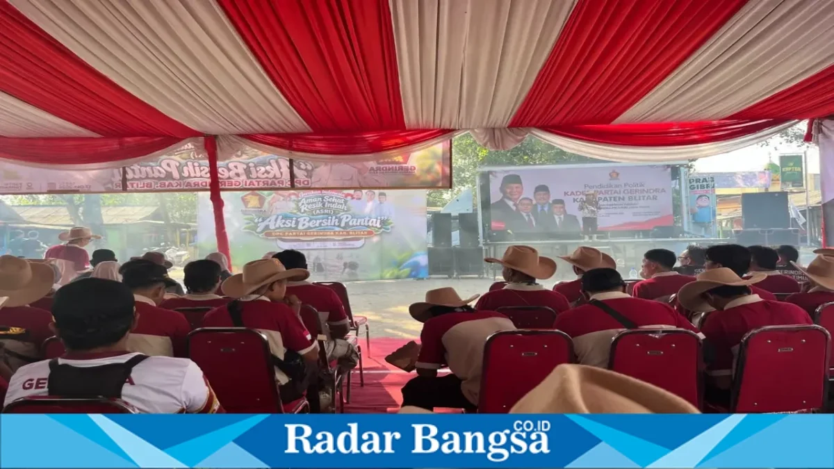 Kader DPC Partai Gerindra Kabupaten Blitar bersama masyarakat menggelar aksi bersih Pantai Tambakrejo, Kecamatan Wonotirto, Sabtu (17/10/2026). (Dok. Ho/RadarBangsa.co.id)