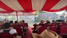 Kader DPC Partai Gerindra Kabupaten Blitar bersama masyarakat menggelar aksi bersih Pantai Tambakrejo, Kecamatan Wonotirto, Sabtu (17/10/2026). (Dok. Ho/RadarBangsa.co.id)