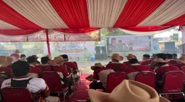 Kader DPC Partai Gerindra Kabupaten Blitar bersama masyarakat menggelar aksi bersih Pantai Tambakrejo, Kecamatan Wonotirto, Sabtu (17/10/2026). (Dok. Ho/RadarBangsa.co.id)