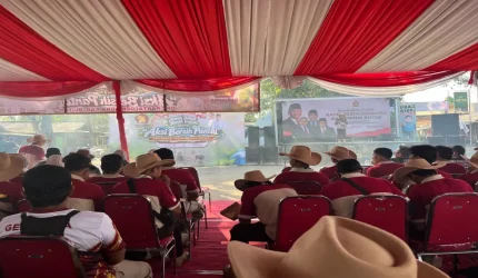 Kader Gerindra Kabupaten Blitar bersama warga membersihkan kawasan Pantai Tambakrejo, Kecamatan Wonotirto, Kabupaten Blitar.