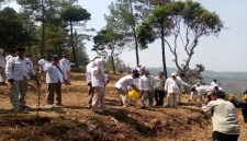 Penanaman bibit pohon dalam kegiatan ASRI DPC Gerindra Kabupaten Pasuruan di kawasan wisata Sempu Sunset Hill, Sabtu (17/10/2026). (Dok. Ho/RadarBangsa.co.id)