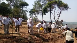 Penanaman bibit pohon dalam kegiatan ASRI DPC Gerindra Kabupaten Pasuruan di kawasan wisata Sempu Sunset Hill, Sabtu (17/10/2026). (Dok. Ho/RadarBangsa.co.id)