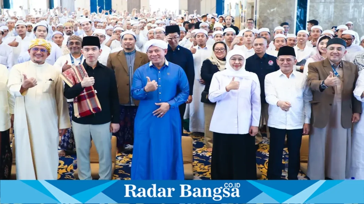 Wakil Presiden Gibran Rakabuming Raka bersama Gubernur Jawa Timur Khofifah Indar Parawansa meninjau pembelajaran AI dan robotika di Pondok Pesantren Dalwa, Bangil, Kabupaten Pasuruan, Jumat (16/10/2026). (Dok. Ho/RadarBangsa.co.id)