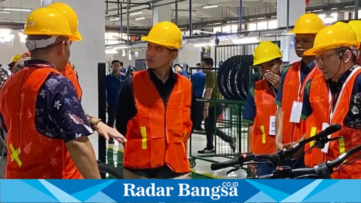 Wakil Presiden Gibran Rakabuming Raka saat mengunjungi pabrik sepeda Polygon milik PT Insera Sena di Buduran, Sidoarjo, Jumat (16/10/2026). (Dok. Ho/RadarBangsa.co.id)
