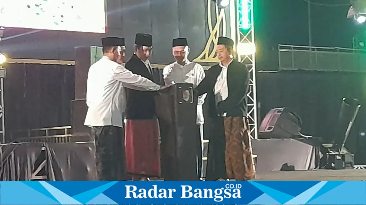 Bupati Jember Muhammad Fawait menyampaikan sambutan pada pembukaan Hari Santri Nasional 2026 di Alun-Alun Jember, Sabtu (10/10/2026). (Dok. Heery/RadarBangsa.co.id)