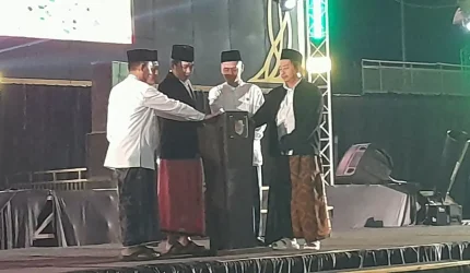 Gus Fawait menyampaikan sambutan pada pembukaan Hari Santri Nasional 2026 di Alun-Alun Jember.