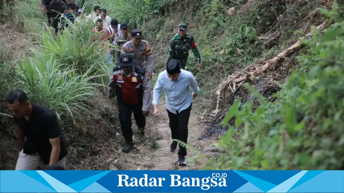 Bupati Jember Muhammad Fawait (Gus Fawait) saat meninjau pelaksanaan layanan Homecare di Desa Sucopangepok, Kecamatan Jelbuk, Jember, Senin (5/10/2026). (Dok. Ho/RadarBangsa.co.id)