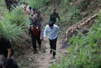 Bupati Jember Muhammad Fawait (Gus Fawait) saat meninjau pelaksanaan layanan Homecare di Desa Sucopangepok, Kecamatan Jelbuk, Jember, Senin (5/10/2026). (Dok. Ho/RadarBangsa.co.id)