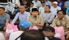 Gus Fawait bersama jajaran perangkat daerah dan warga mengikuti kegiatan bakti sosial dan karya bakti Indonesia ASRI di Alun-alun Jember, Sabtu (17/10/2026). (Dok. Ho/RadarBangsa.co.id)