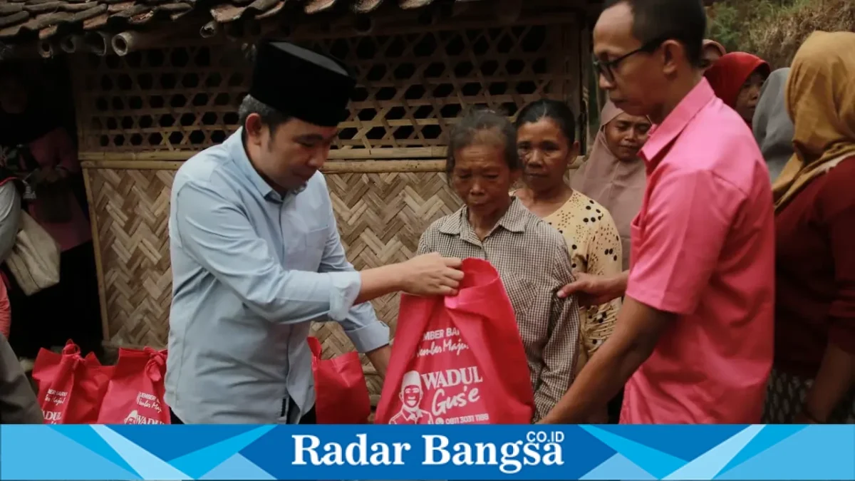 Bupati Jember Gus Fawait saat menyerahkan bantuan paket sembako dalam kegiatan Homecare dan berdialog dengan masyarakat di Desa Sucopangepok, Kecamatan Jelbuk, Jember, Minggu (4/10/2026). (Dok. Ho/RadarBangsa.co.id)