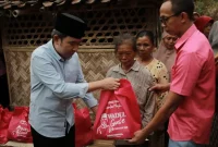 Bupati Jember Gus Fawait saat menyerahkan bantuan paket sembako dalam kegiatan Homecare dan berdialog dengan masyarakat di Desa Sucopangepok, Kecamatan Jelbuk, Jember, Minggu (4/10/2026). (Dok. Ho/RadarBangsa.co.id)