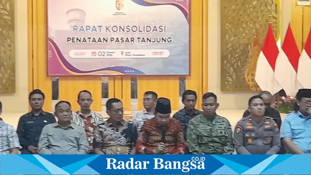 Bupati Jember Gus Fawait saat memimpin Rapat Konsolidasi Penataan Pasar Tanjung di Aula Dinas Pendidikan Kabupaten Jember, Jumat (2/10/2026). (Dok. Ho/RadarBangsa.co.id)