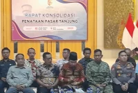 Bupati Jember Gus Fawait saat memimpin Rapat Konsolidasi Penataan Pasar Tanjung di Aula Dinas Pendidikan Kabupaten Jember, Jumat (2/10/2026). (Dok. Ho/RadarBangsa.co.id)