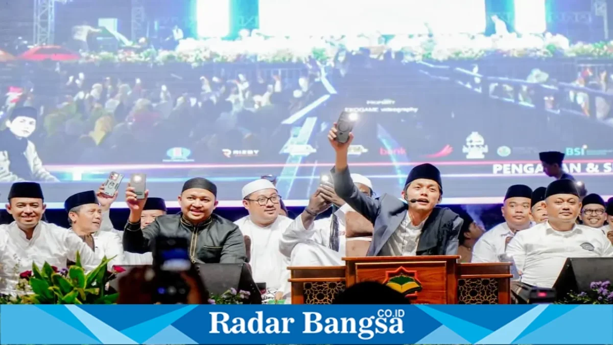 Gus Iqdam menyampaikan tausiah dalam pengajian akbar Hari Santri Nasional 2026 di Lapangan Kejayan, Pasuruan. Selasa, 27 Oktober 2026 (Foto Ho/RadarBangsa.co.id).