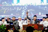 Gus Iqdam menyampaikan tausiah dalam pengajian akbar Hari Santri Nasional 2026 di Lapangan Kejayan, Pasuruan. Selasa, 27 Oktober 2026 (Foto Ho/RadarBangsa.co.id).